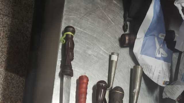 جمارك مطار القاهرة تضبط راكبا أجنبيا بحوزته أسلحة بيضاء.. أخفاها داخل حقائبه