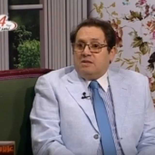 بصورة مع طفلة.. المخرج عادل عوض يكشف تطورات حالته الصحية بعد خضوعه لعملية جراحية