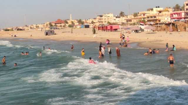 إنقاذ عجوز من الغرق في بحر العريش.. وتحذيرات بسبب ارتفاع الأمواج