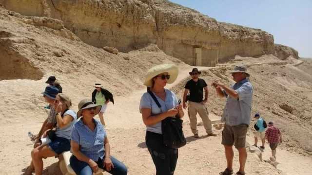 وفد سياحي يزور آثار تل العمارنة وبني حسن وتونا الجبل في المنيا