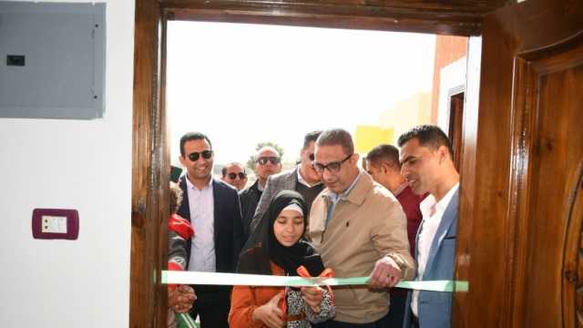 محافظ الفيوم يسلم مفاتيح 48 منزلا بعد إعادة إعمارها بمنطقة الصفيح