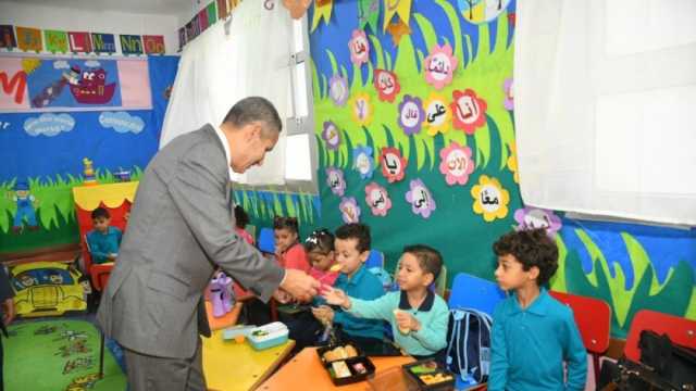 توزيع حلوى وشرح المبادرات الرئاسية في مدارس رياض الأطفال بالغربية