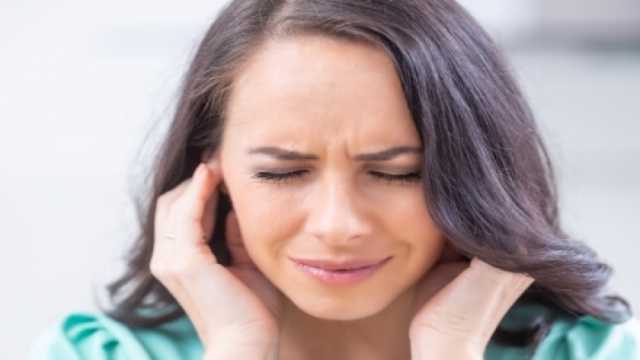 قد يكون مؤشرا لإصابة خطيرة.. أسباب طنين الأذن المفاجئ