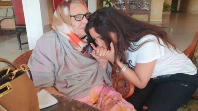 لطيفة تعلن تفاصيل عزاء والدتها في تونس ومصر