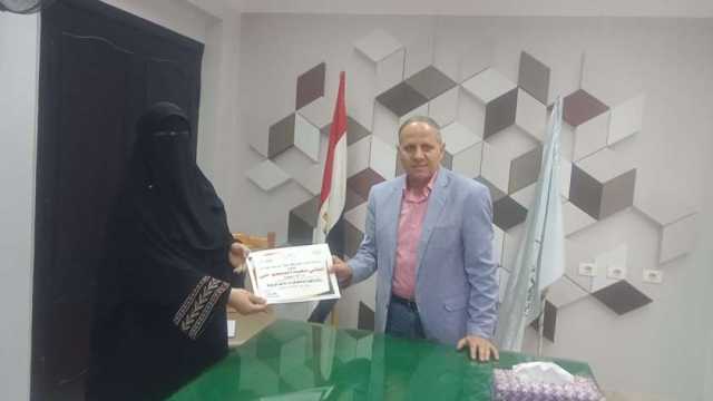 «تعليم كفر الشيخ» تكرم أماني المنجوبي صاحبة فيديو «التهوية على الطالبات»