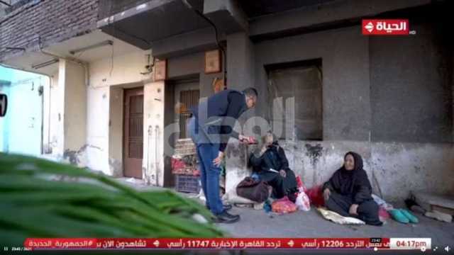 عمرو الليثي يفاجئ بائعة خضروات ويهديها 5 آلاف جنيه