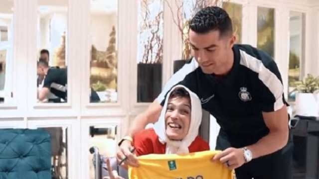 لفتة إنسانية من رونالدو.. قابل رسامة إيرانية من ذوي الهمم وأهداها قميصه