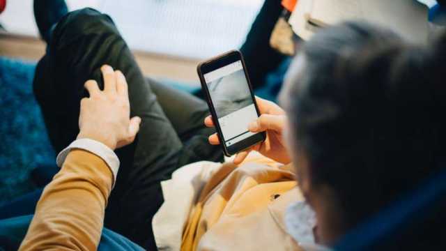 خطر يهدد الكبار والصغار.. تحذير من استخدام الموبايل لمدة ساعتين يوميا