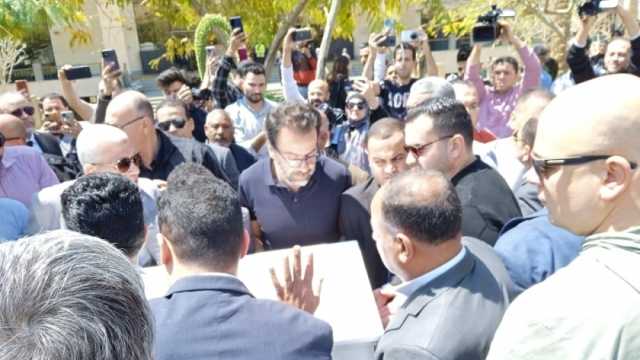 وصول جثمان أحمد فتحي سرور إلى مسجد الشربتلي بالتجمع الخامس (صور)