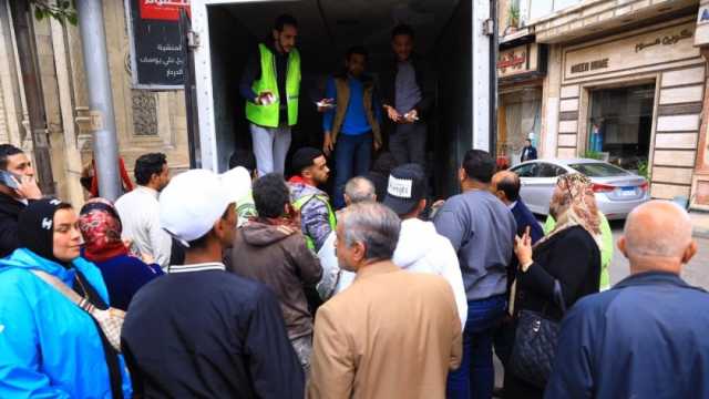 «الشعب الجمهوري» يوفر سلعا مخفضة عبر عربات متنقلة في الإسكندرية