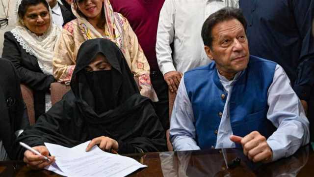 حكم جديد.. سجن رئيس الوزراء الباكستاني السابق وزوجته 7 سنوات لانتهاك قانون الزواج