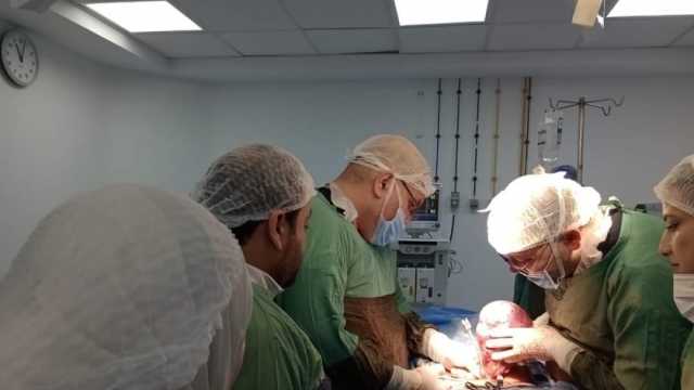 استئصال ورم يزن 5 كيلو جرامات من مبيض سيدة بمستشفى قلين التخصصي