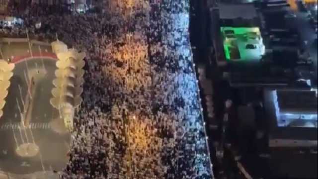 طول صفوف المصلين خارج الحرم المكي يصل إلى 3 كيلومترات.. مشهد يخطف القلوب