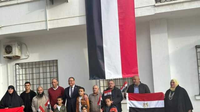 المصريون بالجزائر يصطحبون أبنائهم خلال التصويت في الانتخابات الرئاسية