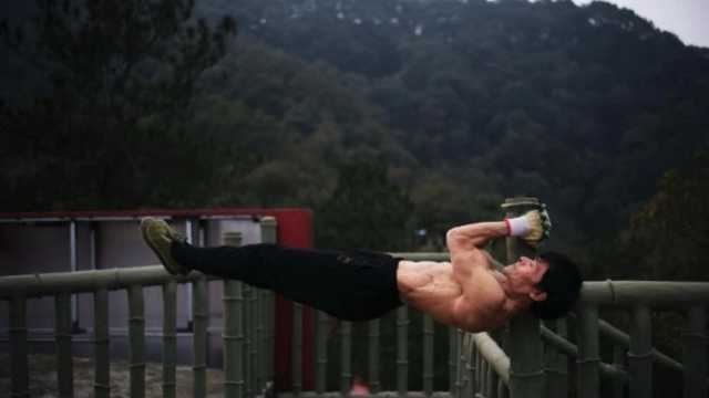 عجوز صيني يستعرض لياقته البدنية في عمر السبعين.. عادة حرص على ممارستها