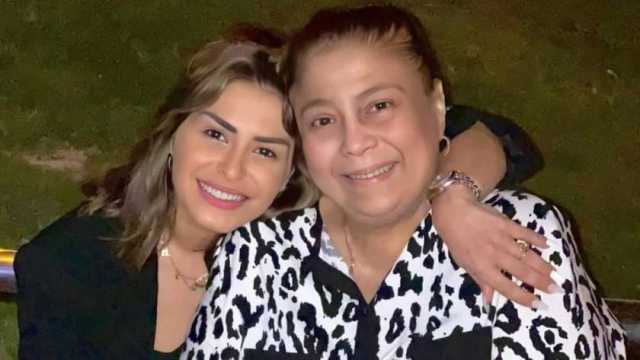 إصابة والدة منة فضالي ببعض الكسور.. والفنانة تبحث عن طبيب