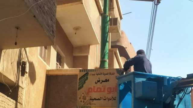 حملات مكبرة لإزالة الإعلانات غير المرخصة في أحياء ومراكز أسيوط