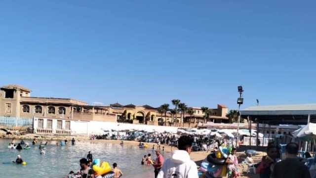 «بينا ع الكورنيش».. مواطنون يهربون من حرارة الجو إلى شواطئ الإسكندرية (فيديو)