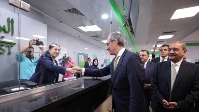 خلال زيارته للإسماعيلية.. وزير الاتصالات يفتتح مبنى البريد بالمحافظة