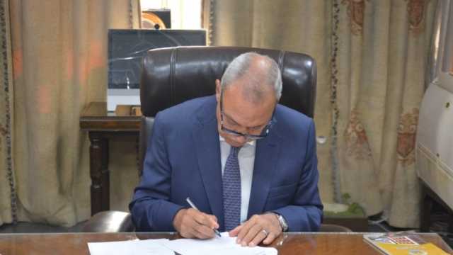محافظ القليوبية يتابع أحوال المرضى في مستشفى بنها ويقدم الهدايا