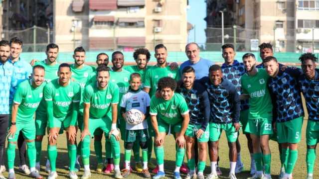 «المصري» يكرم محارب السرطان آدم حسن بالتقاط الصور التذكارية قبيل مباراة الرباط