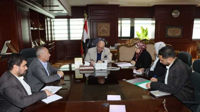 محافظ بني سويف يصرف مساعدة مالية عاجلة لسيدة بسبب ظروفها