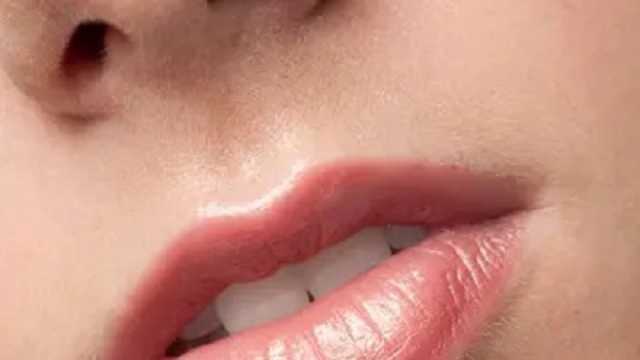 9 نصائح للحفاظ على نعومة الشفاه خلال فصل الصيف.. معيار أساسي للجمال