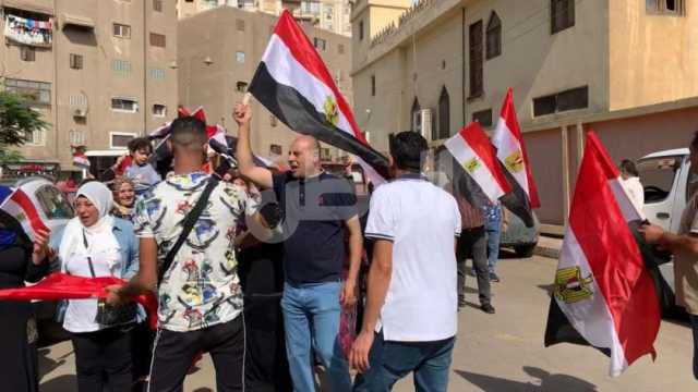 توافد أهالي الدقهلية على الشهر العقاري لتأييد المرشح الرئاسي عبدالفتاح السيسي