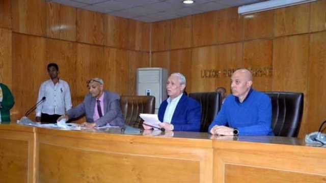 محافظ الأقصر يبحث شكاوى ومطالب المواطنين في لقاء مفتوح