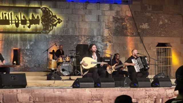 سعد العود يبدأ حفله في مهرجان القلعة للموسيقى والغناء وسط تفاعل الجمهور