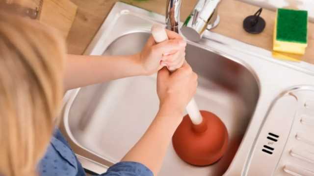 «مش هتاخد وقت».. كيف تتخلصين من انسداد حوض المطبخ في ثوان؟