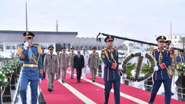 الرئيس السيسي يضع إكليلين من الزهور على قبري عبدالناصر والسادات
