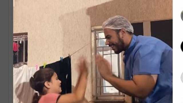 سنكبر رغم الحرب.. أطباء غزة يلعبون ويرقصون مع الأطفال على أصوات القصف