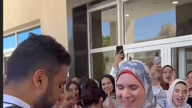 «أم لينا كلنا مش مجرد دكتورة».. طلاب ينظمون ممرا شرفيا لأستاذتهم الجامعية