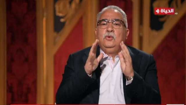 إبراهيم عيسى: «أبويا فضل 17 سنة يصلي الفرض مرتين.. واحدة له والتانية لأمي»
