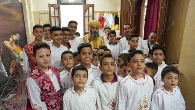 أسقف إيبارشية «أبو قرقاص» يرسم 29 شماسا