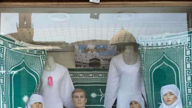 «الملابس الجاهزة»: إقبال كبير على ملابس الإحرام.. والأسعار تبدأ من 85 جنيها