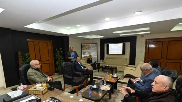 وزير الإسكان يتابع موقف تقنين الأراضي المضافة إلى مدينة الشروق