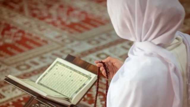 «الإفتاء» توضح بالأدلة حكم ختم القرآن للميت جماعة