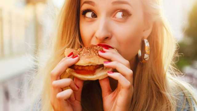5 أسباب لعدم زيادة الوزن رغم تناول الطعام.. «لو بتاكل ومش بيبان عليك»
