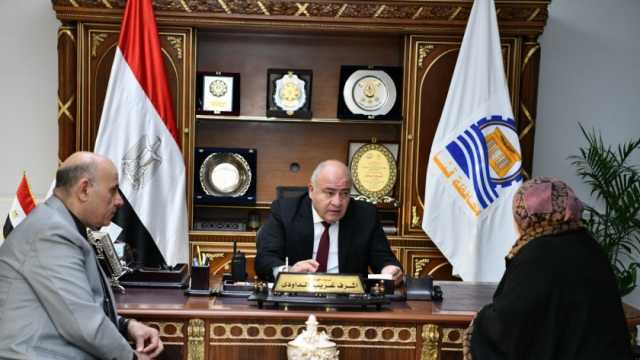 محافظ قنا يستقبل 45 مواطنا لبحث شكواهم والعمل على حلها