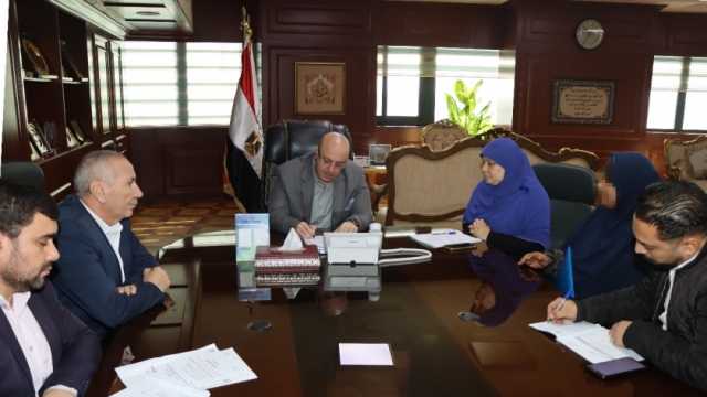 محافظ بني سويف يقرر صرف إعانة مالية لإحدى السيدات المُعيلات