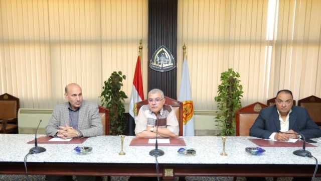 رئيس جامعة الزقازيق يناقش استعدادات العام الدراسي الجديد