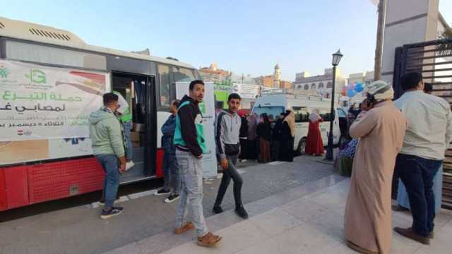 طوابير للتبرع بالدم في الفيوم لدعم مصابي غزة.. النساء الأكثر إقبالا