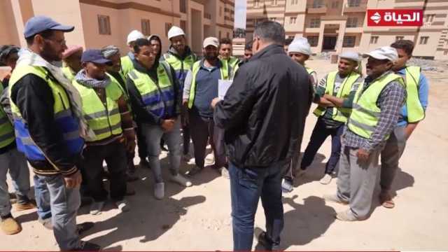 «واحد من الناس» يفاجئ عمال شبكة طرق سكن لكل المصريين بجوائز مالية