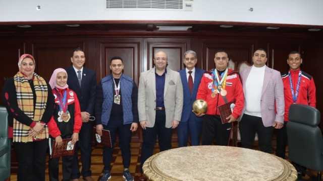 محافظ بني سويف يكرم 4 أبطال رياضيين: «رفعوا اسم مصر عاليا» (صور)