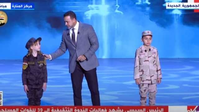 مصطفى حسني لأبناء الشهداء: أبائكم دخلوا بصدرهم في الرصاص ليواجهوا أهل الشر.. وإحنا كنا بنستخبى