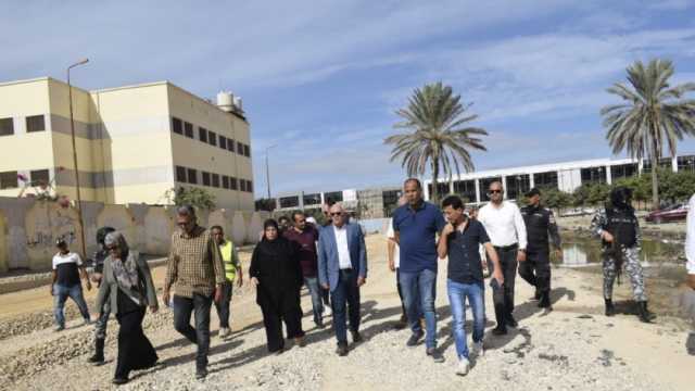 محافظ بورسعيد يتابع أعمال تطوير طريق الحراسات في حي الزهور 