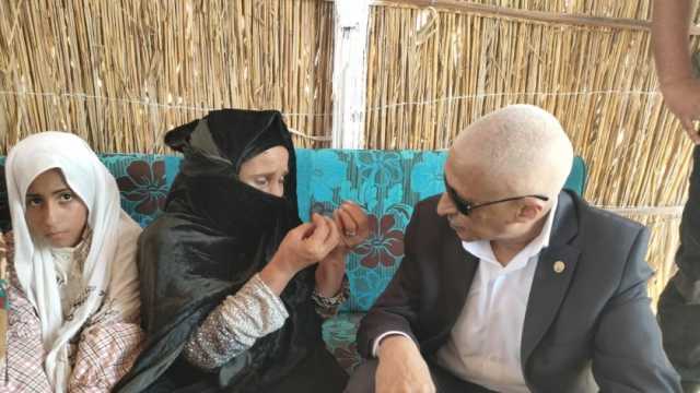 محافظ شمال سيناء يستجيب لمطلب سيدة خلال زيارة قرية المزار