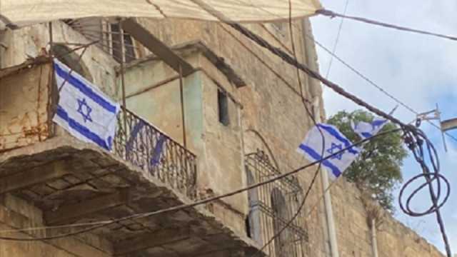 «وفا»: مستوطنون يرفعون علم إسرائيل على مبنى في البلدة القديمة بالخليل